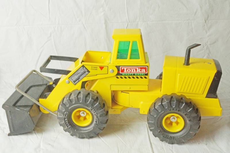 lot 1310 image: TONKA MIGHTY DIESEL LOADER TRACTOR - Great Condition for its age