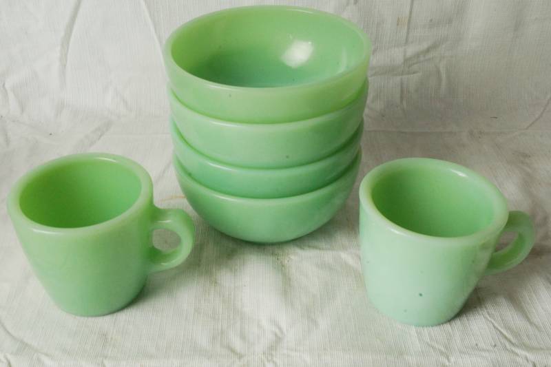 lot 1318 image: Rare Fire King JADE-ITE Ovenware Dishes - ANCHOR - 2 Coffee Cups and 4 Bowls