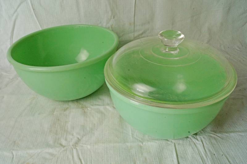 lot 1319 image: Rare Fire King JADE-ITE Ovenware Dishes - ANCHOR - Two Large Bowls, one w Lid - Cool