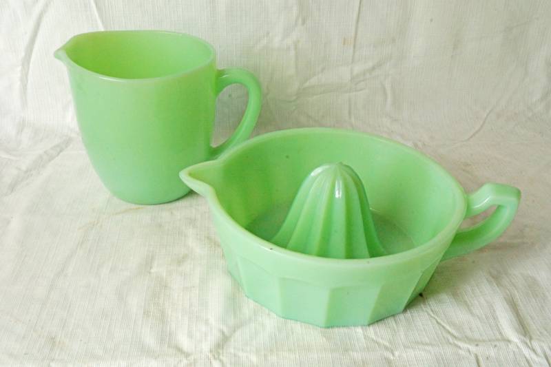 lot 1322 image: Rare Fire King JADE-ITE Oven Ware Large Juicer and Pouring Cup - ANCHOR - WOW