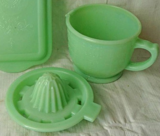 lot 1326 image: Rare Fire King JADE-ITE - Measuring and Mixing Bowl w Neat Style Juicer - ANCHOR - HTF