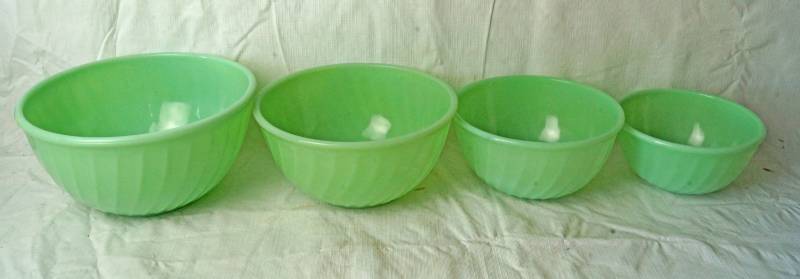 lot 1328 image: Fire King JADE-ITE - Set of 4 Mixing Bowls, Swirl Pattern - ANCHOR - WOW