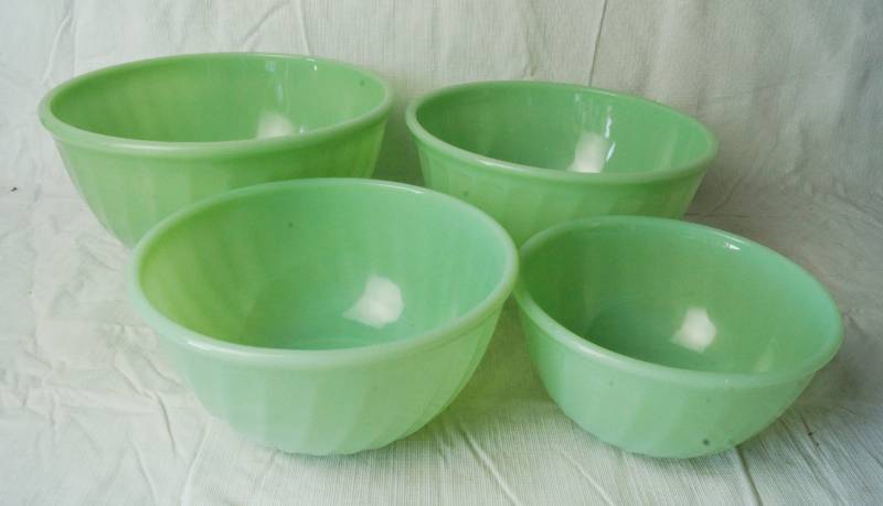 lot 1329 image: Fire King JADE-ITE - Set of 4 Mixing Bowls, Swirl Pattern - ANCHOR - Great Find