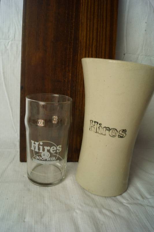 lot 1352 image: Vintage Hires Rootbeer - Glass and Mug Stoneware (Ceramic)