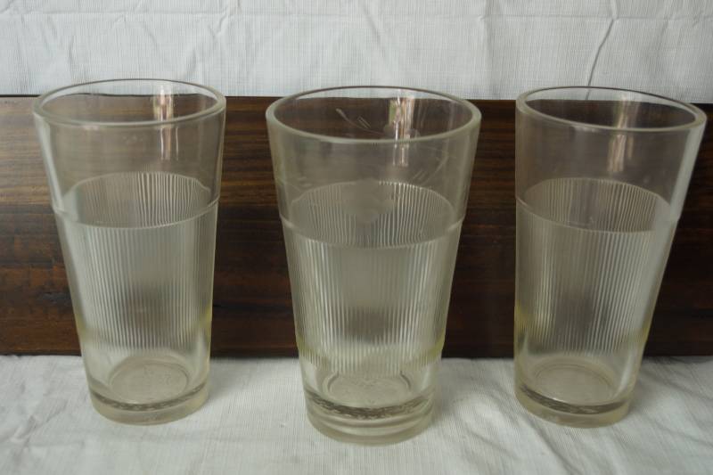 lot 1355 image: Lot of 3 Cool Vintage Line Design Soda Fountain Glasses - Retro Baby