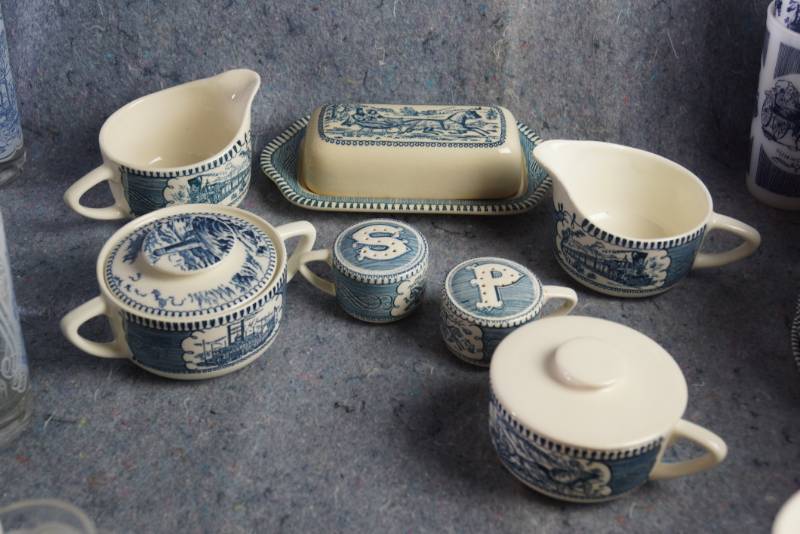 lot 1203 image: Currier and Ives Dishes Blue by ROYAL (USA) - The rare pieces are here