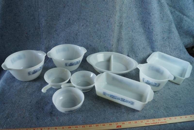 lot 1208 image: Currier and Ives Bake Ware Dishes Blue by ROYAL (USA) -  Divided Bowl and more - The rare stuff