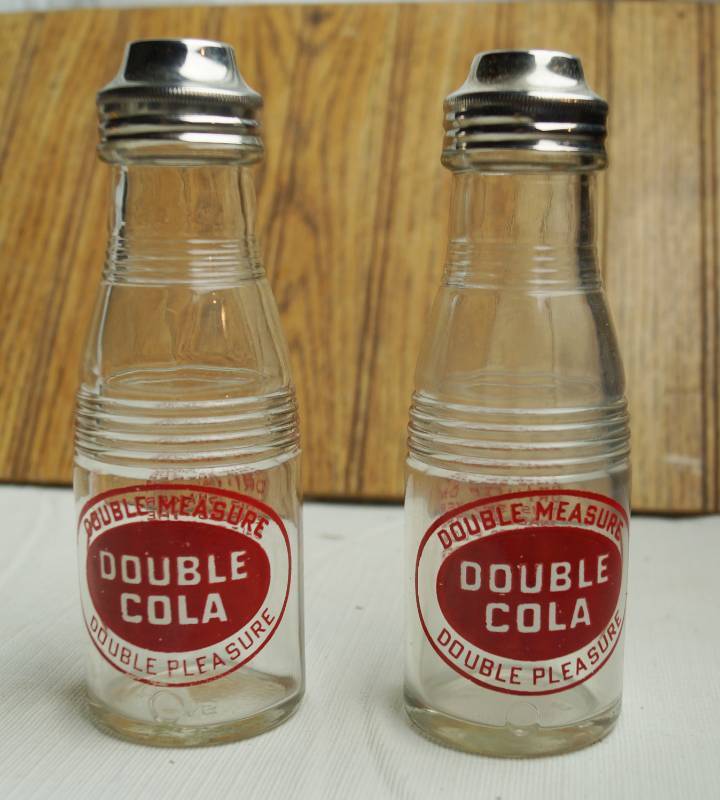 lot 1613 image: Set of Salt and Pepper Shakers DOUBLE COLA - Cool