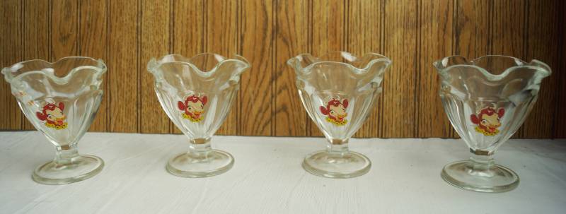 lot 1614 image: Set of 4 Ice Cream Dishes - BORDEN MILK - Cow Logo