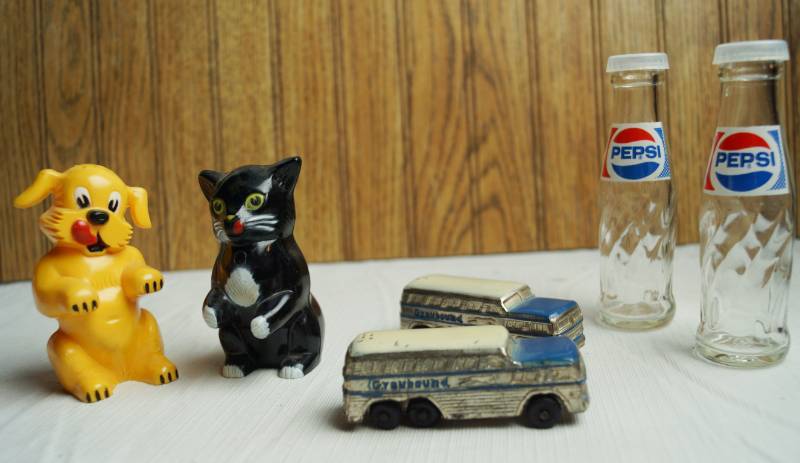 lot 1616 image: Lot of 3 Pairs of Salt and Pepper Shakers - PEPSI, Kitty & Puppy and Greyhound Buses