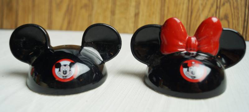 lot 1617 image: DISNEY Salt and Pepper Shaker Set - MICKEY & MINNIE MOUSE Ears - SO CUTE