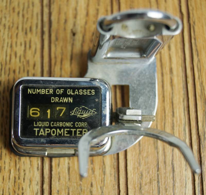 lot 1664 image: Vintage Beer Keg TAPOMETER by Liquid Carbonic Corp. - WORKS Highly Collectible - Counts number of glasses drawn
