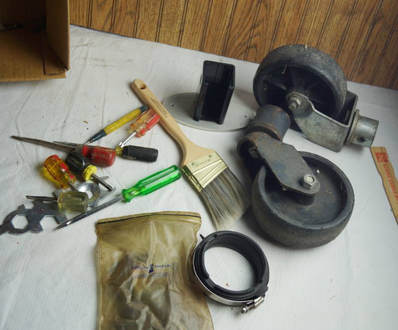lot 1668 image: Handyman Lot - Quite a few Goodies Casters, etc - see pics
