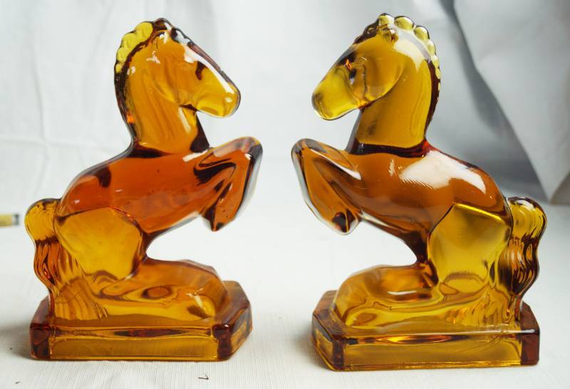 lot 1669 image: Vintage Pair Glass Stallion Rearing Horse AMBER COLOR Figurine Book Ends approx 7 34 Tall