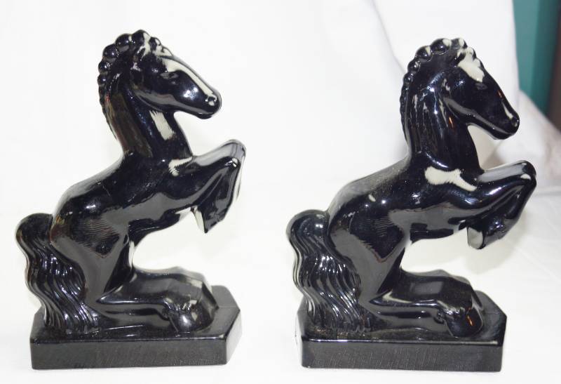 lot 1671 image: Vintage Pair Glass Stallion Rearing Horse BLACK ONYX COLOR Figurine Book Ends approx 7 34 Tall