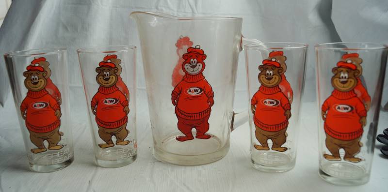 lot 1681 image: Lot of 5 Vintage A&W Rootbeer Bear Drinking Glasses - Cool Find