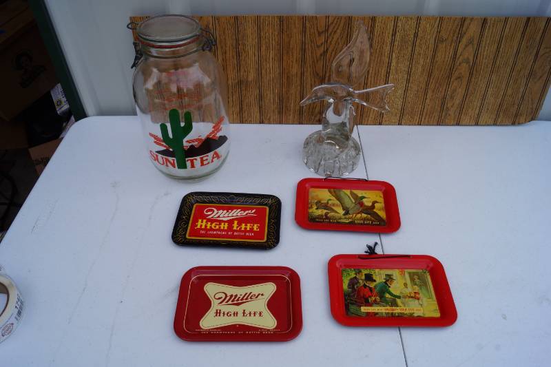 lot 1738 image: 4 Metal Beer Trays - Sun Tea Glass Jar - Glass Bird