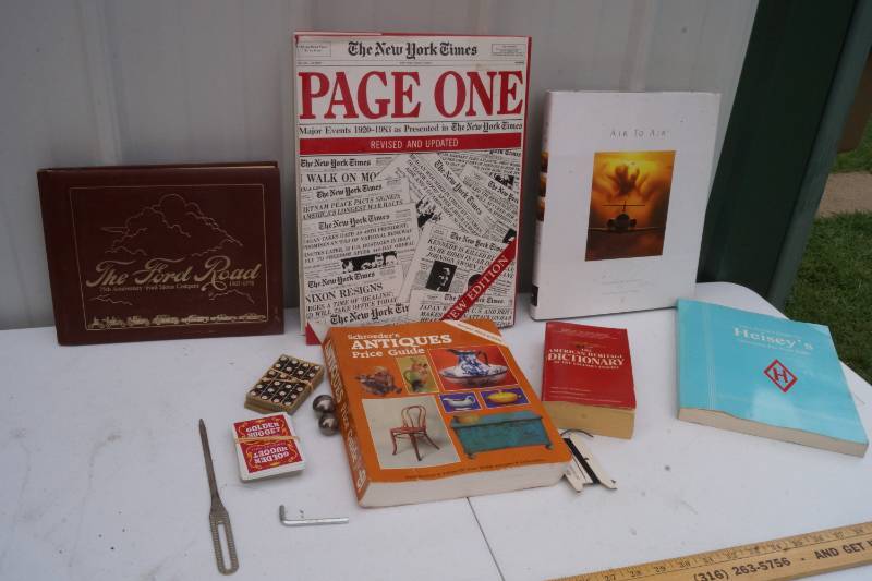 lot 1756 image: Misc Collectible Books - Look at Pictures
