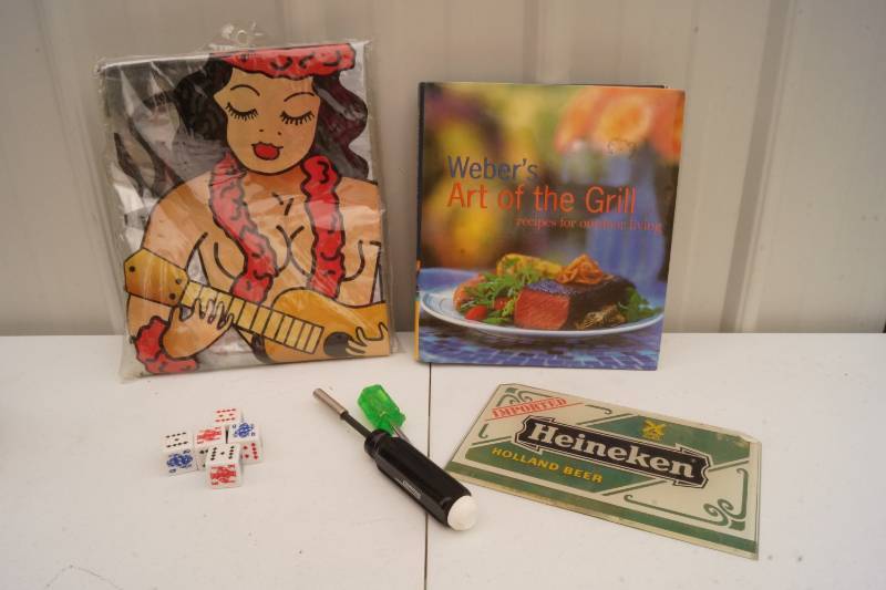 lot 1761 image: Misc Party Items