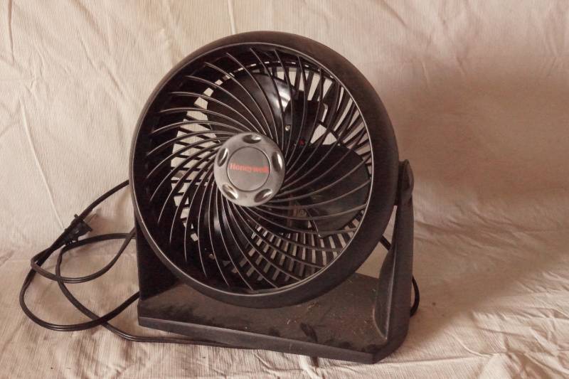 lot 1057 image: Small Honeywell Fan - Works Great