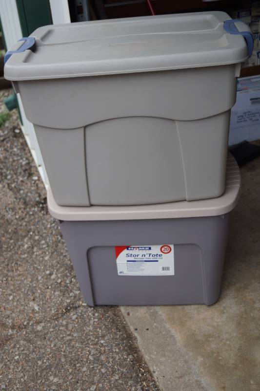 lot 1018 image: Lot of 2 Nice Storage Tubs - A little dusty- Otherwise clean and no odors