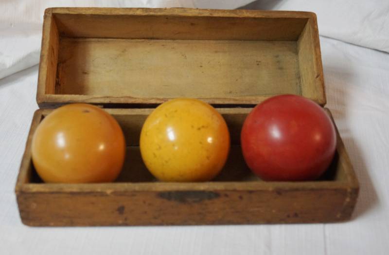 lot 1803 image: Vintage Case with 3 Billiard Balls
