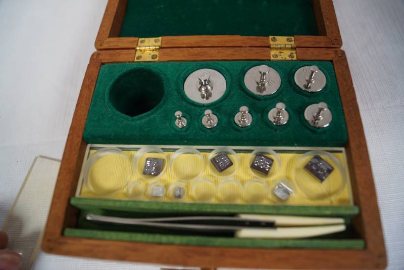 lot 1813 image: Vintage Wooden Box with Calibrated Weights - one is missing
