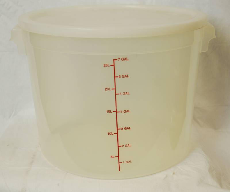 lot 1824 image: 7-Gallon Container wlid - LARGE COMMERCIAL RESTAURANT CONTAINER