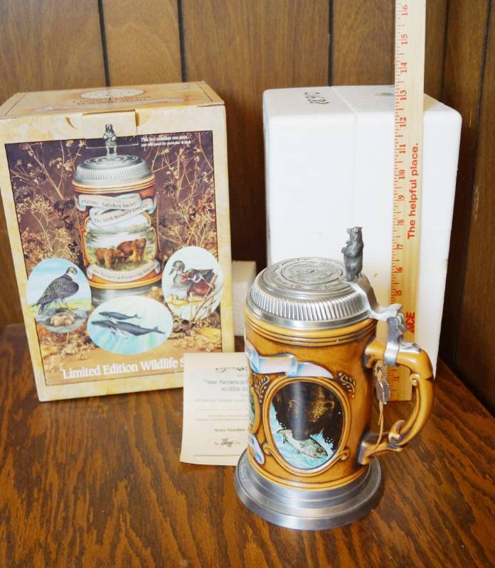 lot 1913 image: Limited Edition Strohs Wildlife Grizzly Bear Stein wbox