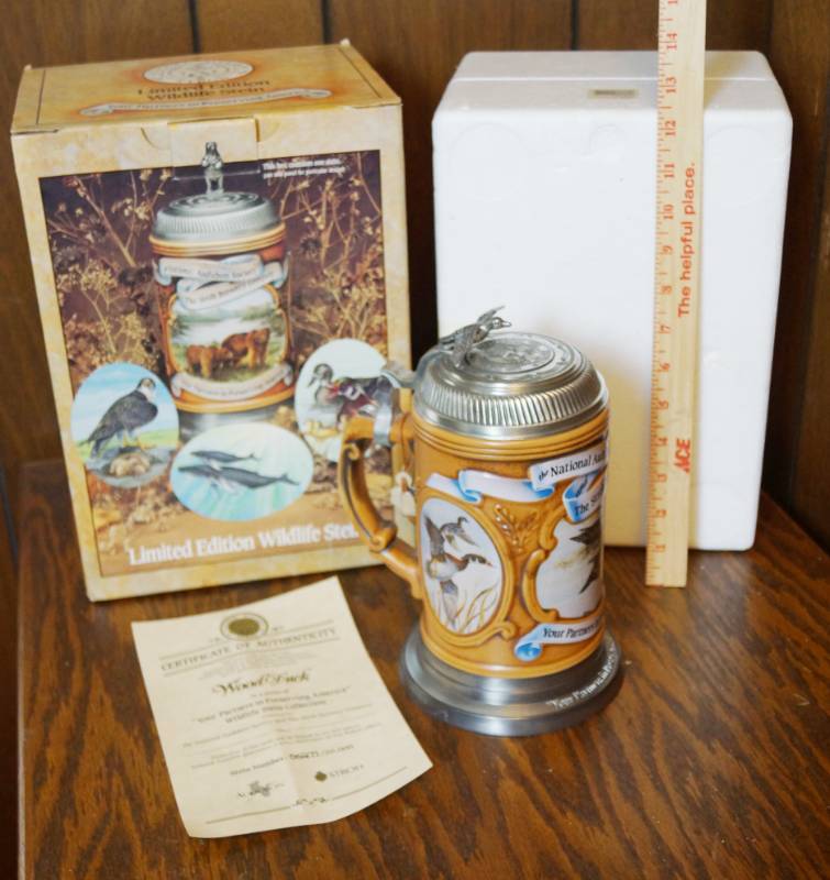 lot 1915 image: Limited Edition Strohs Wildlife Wood Duck Stein wbox