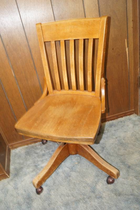 lot 1934 image: Gorgeous Vintage Wooden Office Chair