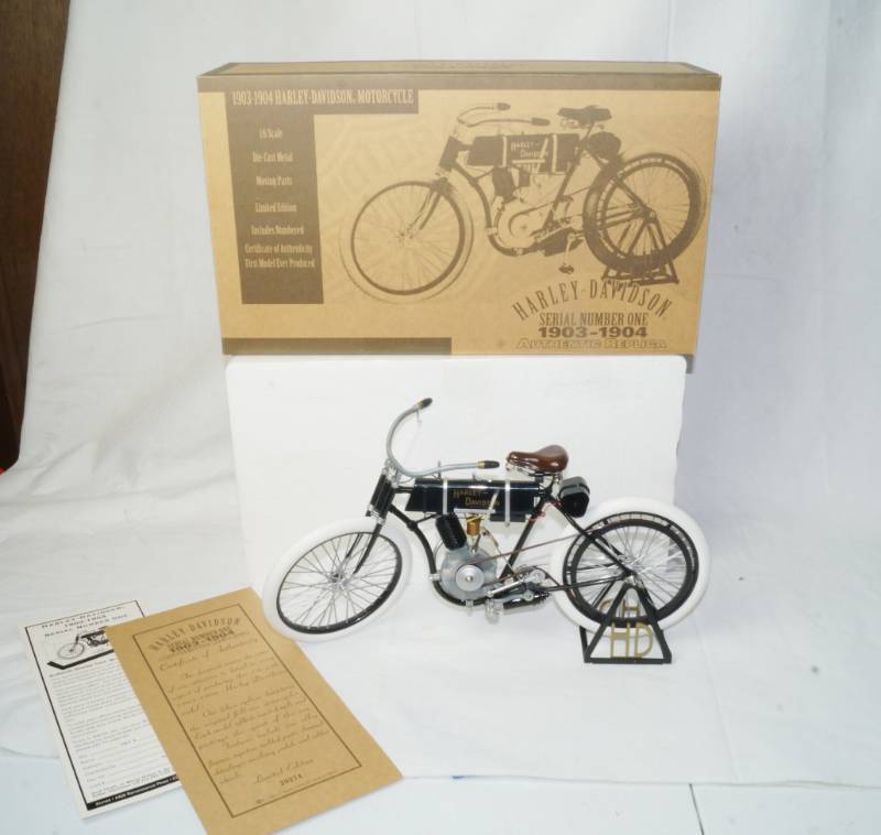 lot 1955 image: Die Cast Metal Harley Davidson Motorcycle Serial Number One - With Box - Very Cool