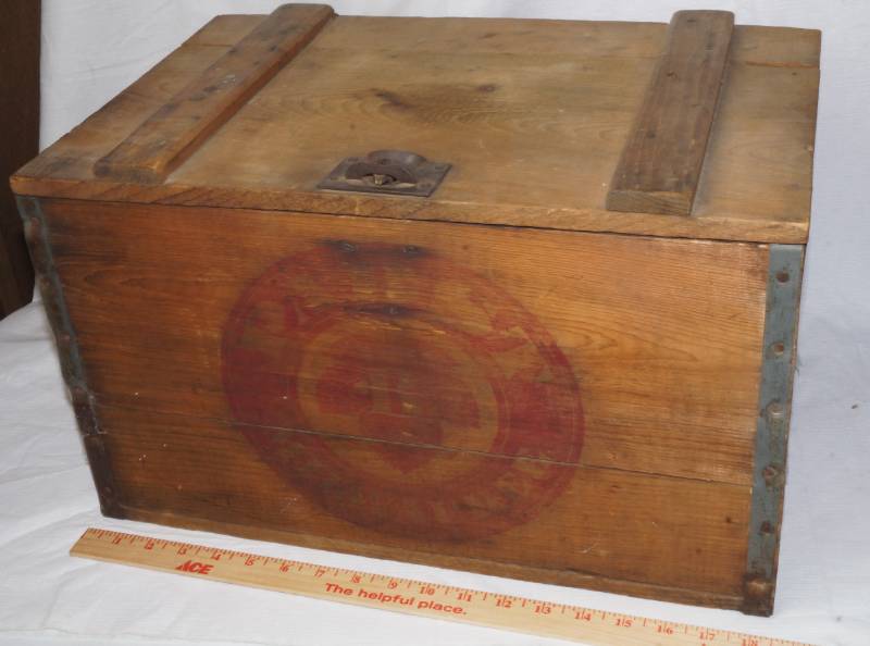 lot 1956 image: Vintage Wooden Latch Box - Logo says PABST MILWAUKEE Great Collectible Piece