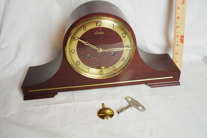 lot 1976 image: Vintage Wind Up Linden Desk Clock - Beautiful Rare Clock