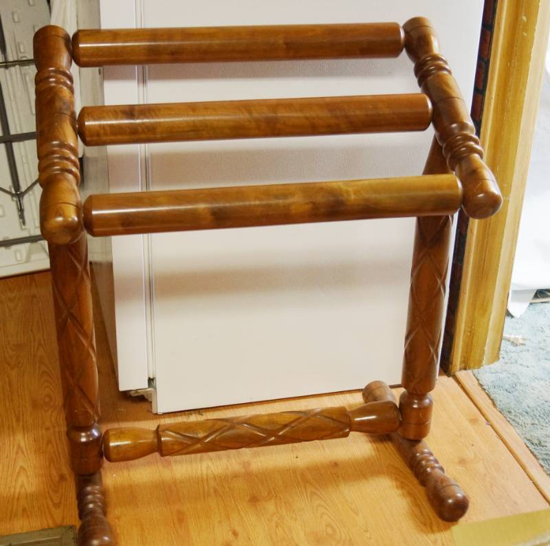 lot 1979 image: Wood Duvet Holder