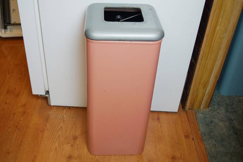 lot 1875 image: Vintage Pink Retro Trash Can - Pretty Pink Heavy Metal