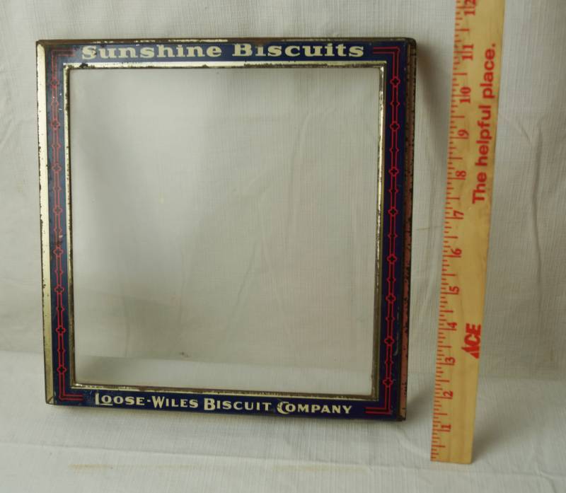 lot 1984 image: Vintage Sunshine Biscuits Tin Topper