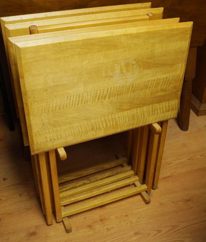 lot 1985 image: Set of 4 Wooden TV Trays w holder - Fancy Hardware - These are Nice