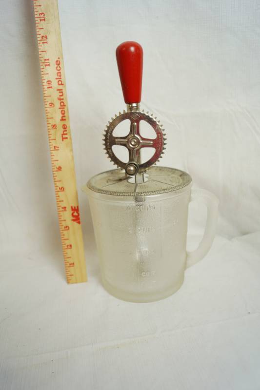 lot 2103 image: Vintage Egg Beater - A & J - PAT. OCT 9, 1923 - WORKS COOL