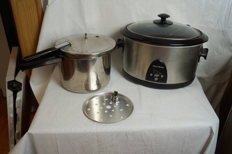 lot 2107 image: Lot of Kitchen Appliances - Crock Pot and Pressure Cooker
