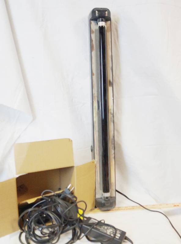lot 1870 image: Lot of Misc. Items - Black Light and Misc. Cords