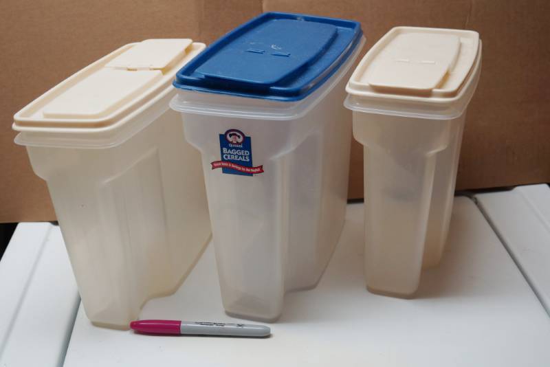 lot 2013 image: Lot of 3 Rubbermaid Containers