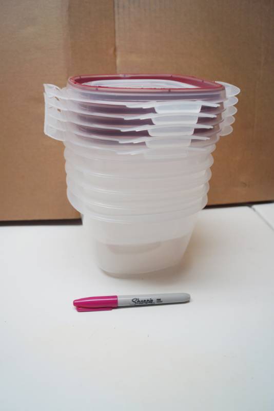 lot 2016 image: Lot of Rubbermaid Storage Containers