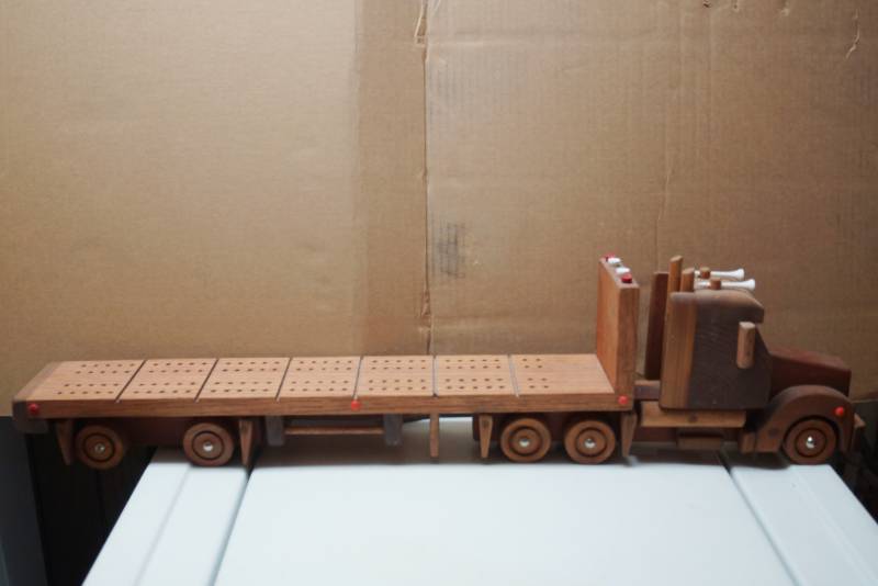 lot 2033 image: Vintage Cribbage Board Wooden Truck - Really Cool & Unique