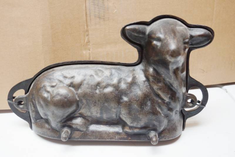 lot 2039 image: Vintage Cast Iron Baking Mold - Lamb Very Cool
