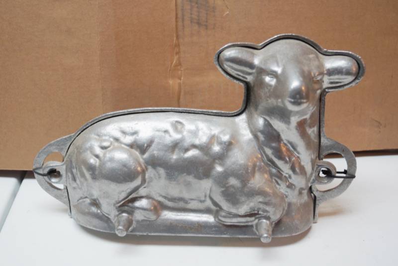 lot 2040 image: Vintage Cast Iron Baking Mold - Lamb Very Cool
