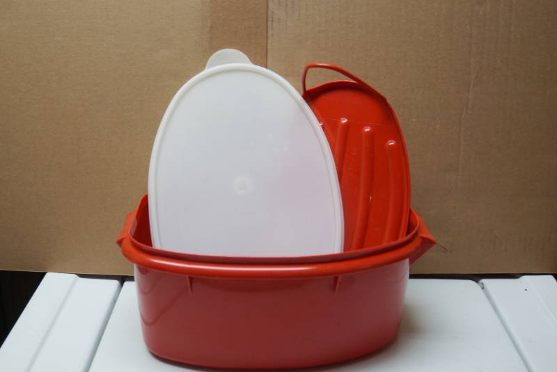 lot 2048 image: Vintage Tupperware Roast  Ham Flavor Saver