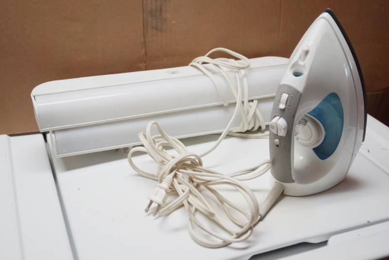lot 2059 image: General Electric Clothing Iron and Utility Lights