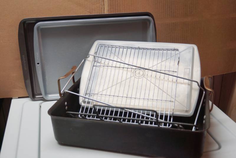 lot 2060 image: Lot of Misc. Cooking Bakeware