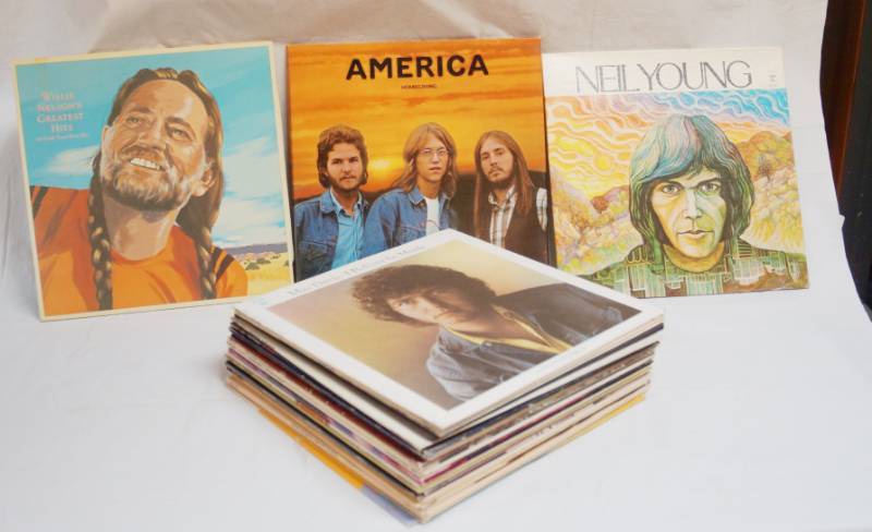 lot 2068 image: Lot of 4 Vinyl Albums - Includes Willi Nelson -  Great Condition